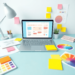 Un espace de travail moderne avec un ordinateur portable affichant une conception d'interface utilisateur, entouré de notes autocollantes, de croqu...