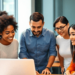 Un groupe de personnes observant une session de test utilisateur, interagissant avec un ordinateur portable dans un environnement collaboratif mode...